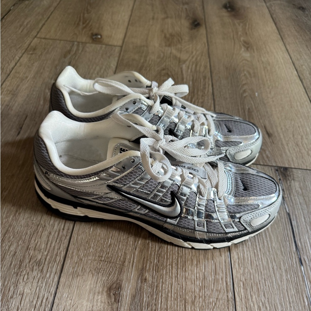 Nike P-6000 Men’s size 8 in Metallic Silver/Sail/Black/Metallic Silver
